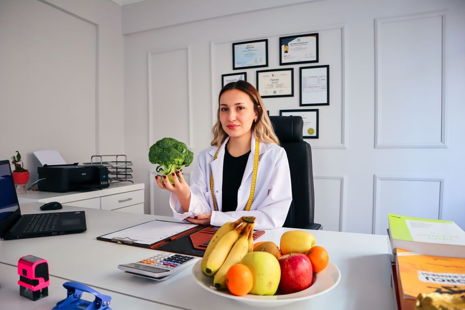 Nutritionist holding broccoli during a consultation